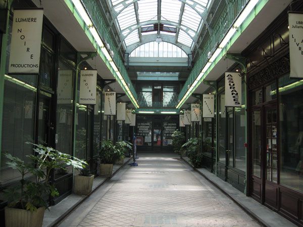 The appartment stays at the 7th floor in a classified building above a galery designed by Gustave Eiffel / L'appartement est situé au 7ème étage d'un batiment classé monument historique construit par Gustave Eiffel.