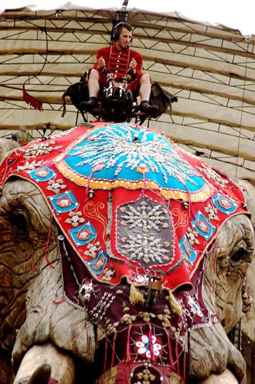 Du 26 au 29 octobre au Havre : spectacle ambulant de Royal de Luxe. La ville a pu profiter de la visite du sultan des Indes sur son &eacute;l&eacute;phant &agrave; voyager dans le temps.<br /><br /><span style="font-weight: bold;">Vous pouvez me donner vos impressions sur l'album en cliquant </span><a style="font-weight: bold;" target="http://www.barbarette.com/article-4341667-6.html#anchorComment" href="http://www.barbarette.com/article-4341667-6.html#anchorComment">ICI</a>