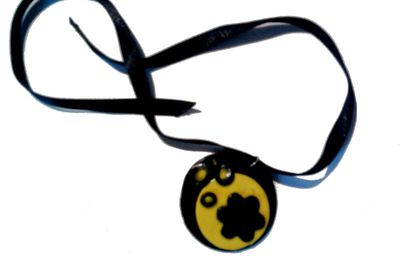 collier jaune et noir en fimo