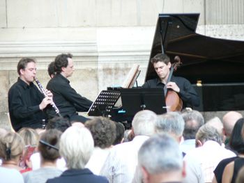 Romain Descharmes au piano, Christian-Piere La Marca au violoncelle, Olivier Patey à la clarinette dans la cour de Guise.