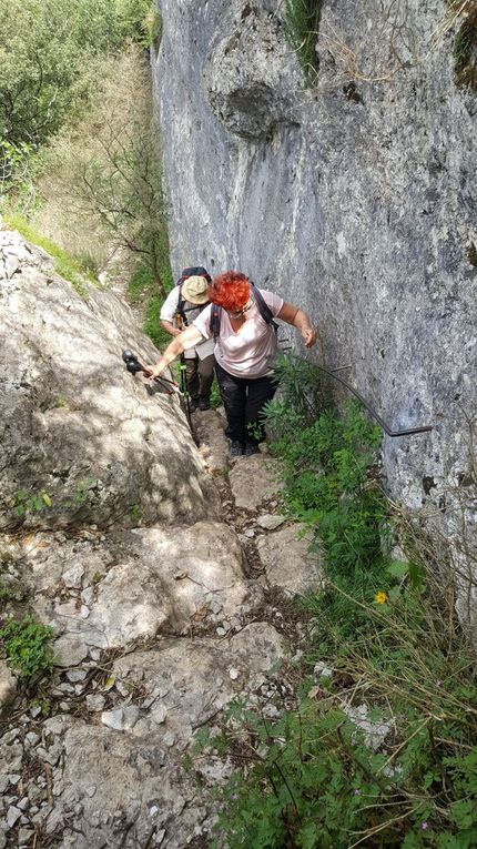 Premier jour de balade. Départ d'un petit village et descente au bord de l'Ardèche.