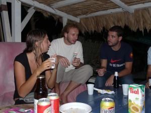 Les 27 ans de Malo : apéro tranquillou sur la terrasse puis diner dans un ptit resto créole Le Massalé. Au menu, poisson, pac (viande) et poulet, le tout accompagné de Planteur ou jus de fruits locaux (maracudja ou prune de cythère). Délicieux 