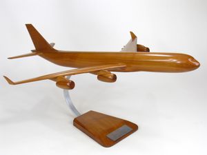 Airbus A340 (échelle : 1/136°, prunier)