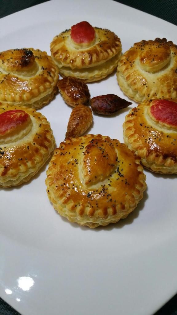 mini-tourtes feuilletées oeuf/poireau, olives et pignons