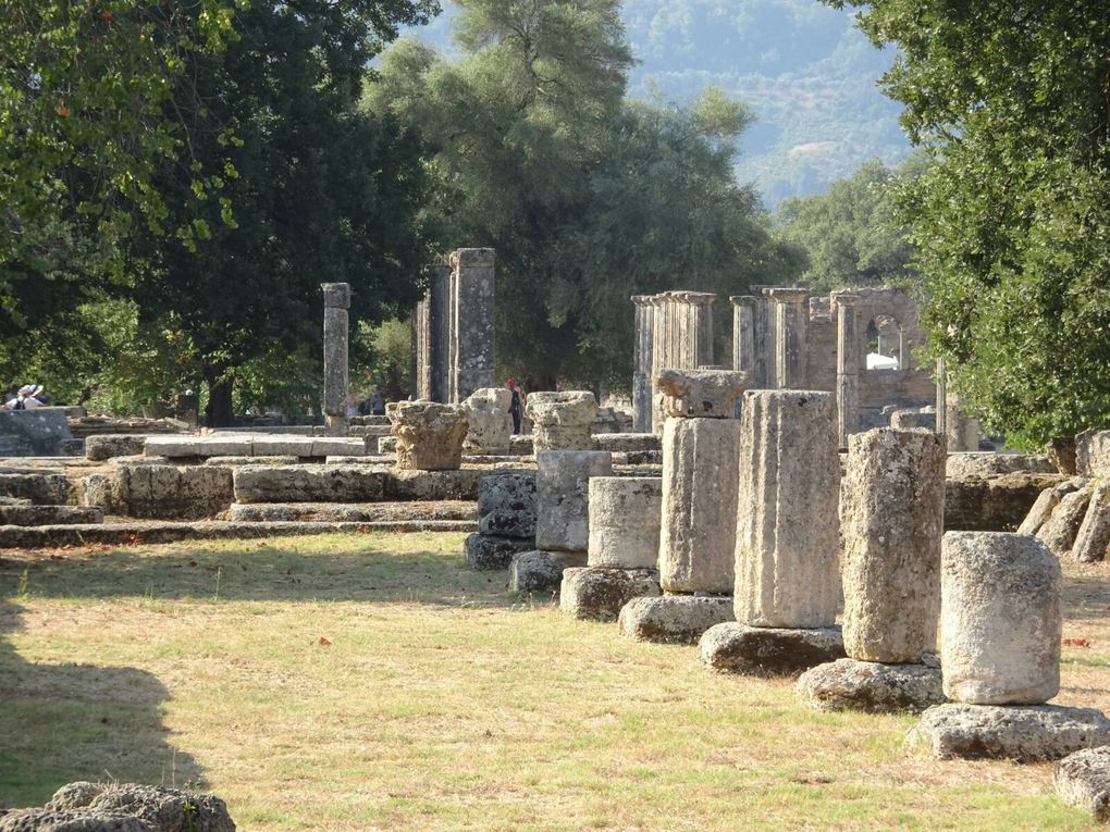Temple de Hera, Temple de Zeus, l'Arche de pierre pour pénétrer dans le stade. Les fouilles continuent d'y retrouver pierres et statues.  
