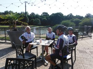 Sur la terrasse du café du Val de Landrouet ouvert en période estivale ; Daniel, Christian et Patrick ont fait le tour de l'étang.