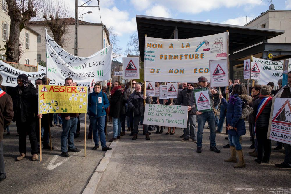 Une centaine d'élus, parents, citoyens venus protester contre la proposition de carte scolaire du DASEN du Lot