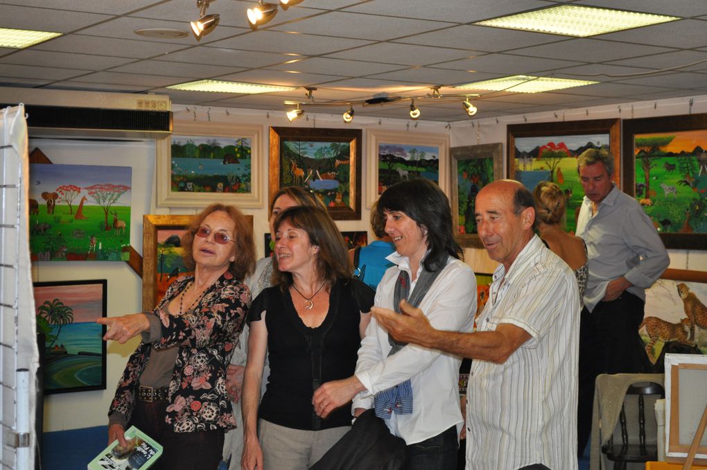 une photo très naturelle...
la famille et les amis en extase devant le stand de "l'artiste"