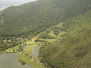 On repasse au-dessus du golf et de l'aéroport, retour vers Tahiti.