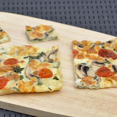 Crêpe géante garnie au four, la célèbre "crêpe pizza"