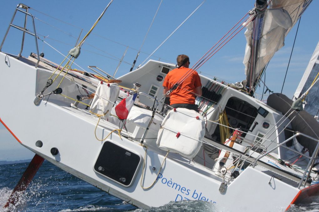 Ville de Douarnenez-Poèmes bleus en cours d'entrainement dans la baie de Douarnenez. Bertrand Guillonneau, skipper, poursuivra son entrainement jusqu'au 20 octobre. Le bateau est amarré au port de plaisance de Tréboul.