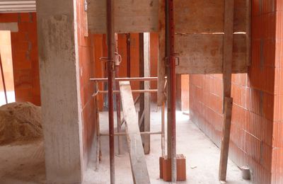 Montage Des Murs: L'Escalier Béton Se Construit