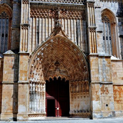 Entrée principale de l’église du monastère de Batalha (les apôtres) , Portugal
