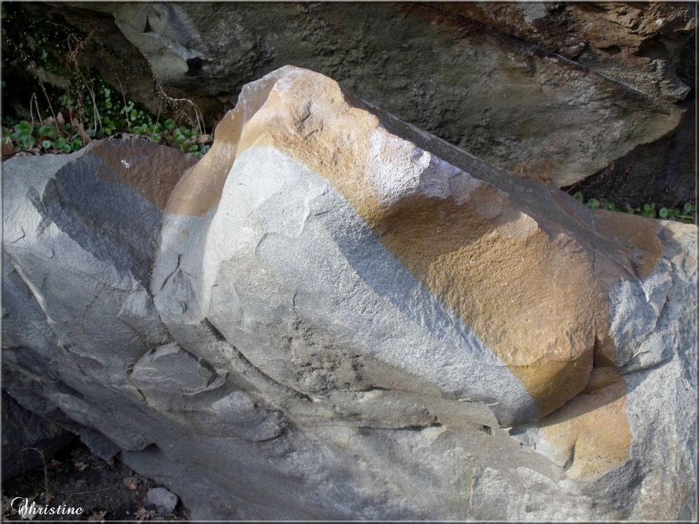 Situé près de St Vallier , à St barthélémy de Vals dans la Drôme, c'est un site classé  et une curiosité géologique naturelle . Les roches qui dansent est un haut lieu magique.