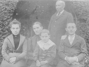 Photo de la famille POTTIER-GERMONT vers 1900 : Isaïe POTTIER (o1856 -1926) et Eugénie GERMONT (o1861 -1946), leurs deux fils : Isaïe (o1885 -1929) et Henri (o1894 -1901), et Amélie (o1883 - 1978). Le portrait est celui de Marie Amélie (o1880 -1896) (vers 1895) déjà disparue lors de la photo de famille.