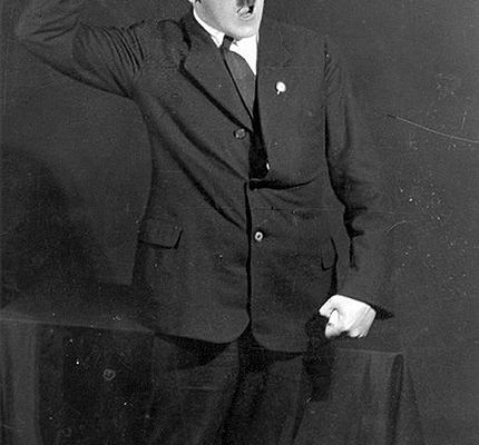 Fotos inéditas de Hitler ensayando sus discursos