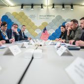 Davos: les États-Unis vont "maintenir" leur "soutien" à l'Ukraine, promet Blinken à Zelensky