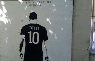 Nuovamente restaurato il murale di Totti che imbrattava via Licia