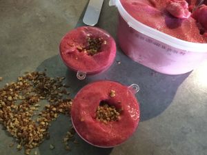 Boule de Noël nougat glacé coeur framboise 