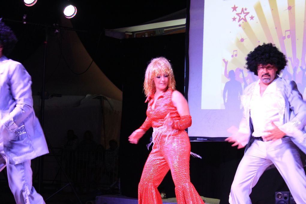 Sur le front de mer entre le casino et un bar bercé par les vagues, Royan au rythme du Rock'n'Roll avec le spectacle " Swing to the Rock" présenté par DANSE PROJECT. Soirée organisée par l'Association Générale de Pontaillac, présidée par Mad