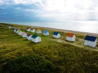 Les cabines de plage multicolores de Gouville dessinent un Monopoly géant sur les dunes de la station balnéaire. Photos aériennes François Monier. Août 2015