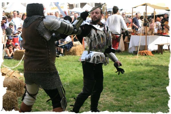 Spectacle d'escrime en temps jadis.D'estoc et de parade le fer se croise