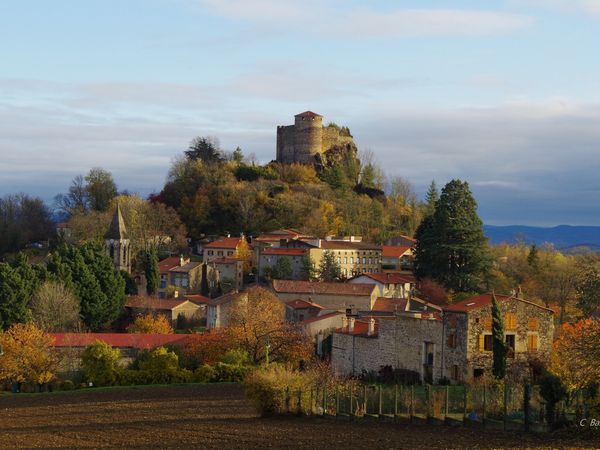 Vue de Busséol, le château et l'église
