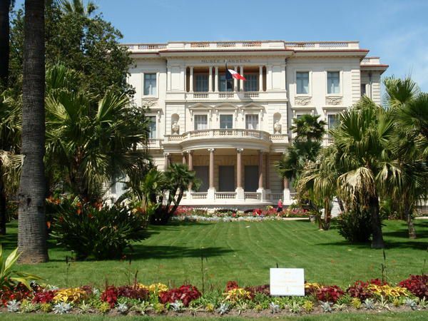 L'extérieur du musée, la roseraie, le mobilier et les collections des peintres locaux