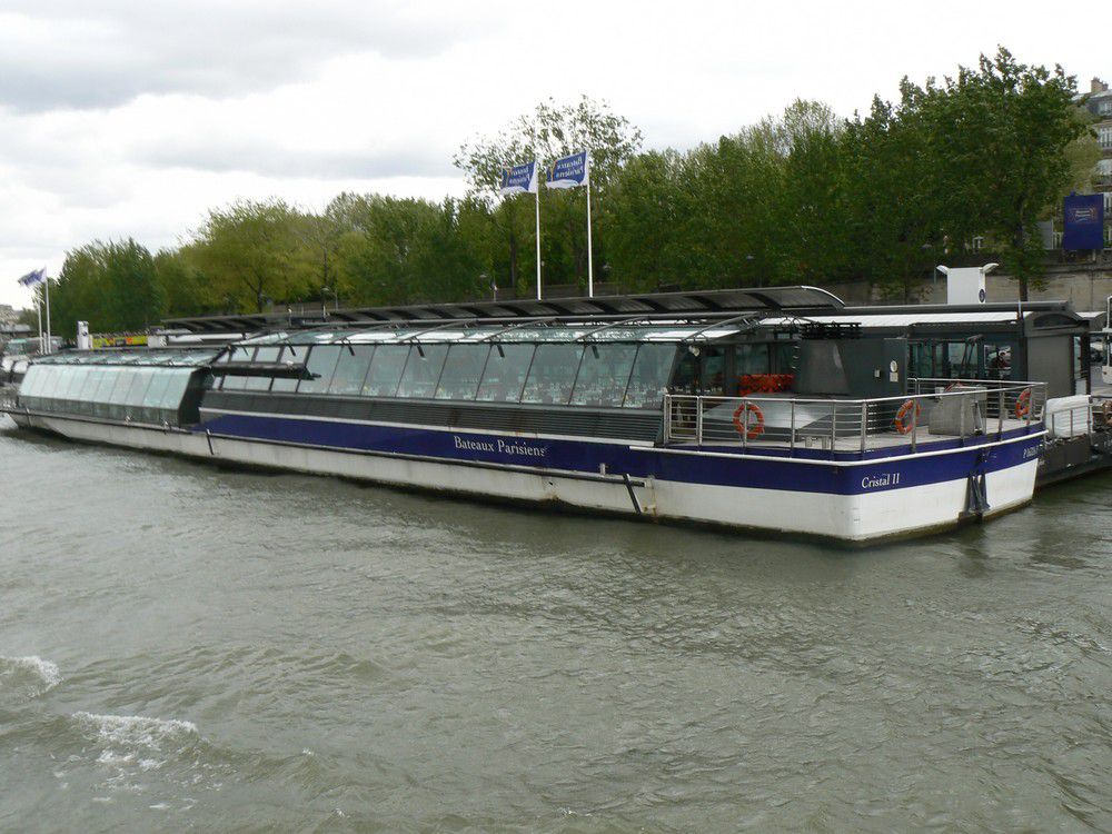 Bateaux sur la Seine à Paris.C'est en 1867 qu'ils font leur apparition à Paris sur la ligne de bateaux à vapeur qui relie le pont de Bercy au viaduc d'Auteuil.