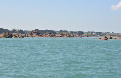 La côte de granit rose vue de la mer