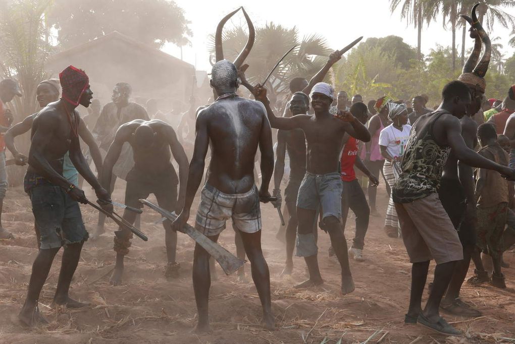 Lors de mon voyage en février 2019, j'ai pu assister à des funérailles festives. L'habitant de Samaragou ayant vécu très vieux, il a eu droit à des cérémonies durant une journée entière (chasse, danses, repas...).   