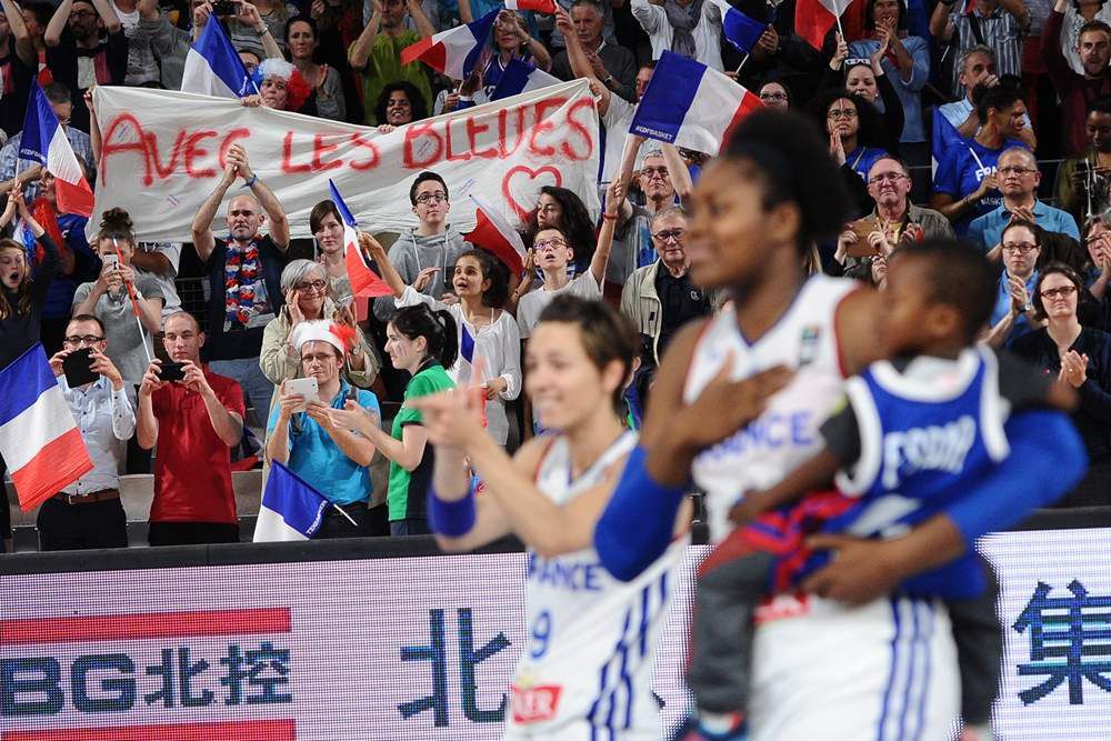 Isabelle Yacoubou et Céline Dumerc célèbrent la qualification de la France avec les supporters.