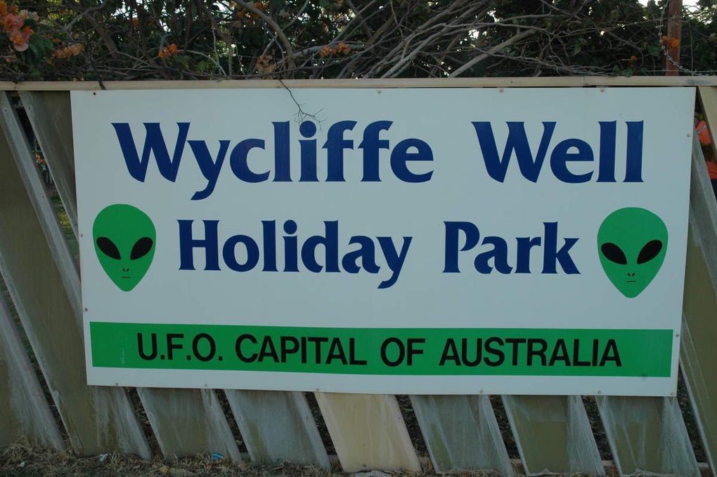 le camping barré de Wycliffe Well ^^ mais c'était un endroit connu dans les années 70-80, il y avait un centre de conférence, un zoo, un petit-train, une piscine...Maintenant tout est à l'abandon. / the silly caravan park of Wycliffe Well ^^ but it was a famous place in the 70s-80s, there were a conference center, a zoo, a little train, a swimming pool ... Now everything is abandoned.