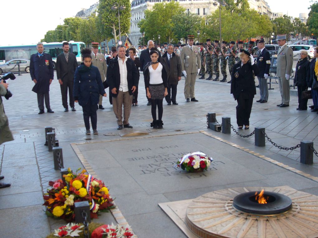 Dépôt d'une gerbe à l'Arc de Triomphe le 25 septembre 2010 à 18h.