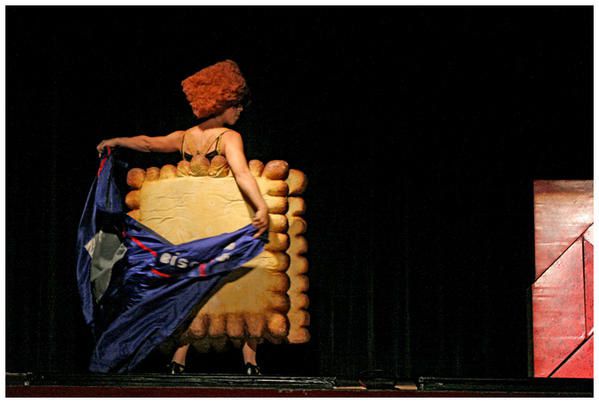 Voici quelques photos prises lors du dernier festival des théâtres de marionnettes qui a eu lieu à Charleville-Mézières en septembre 2006.