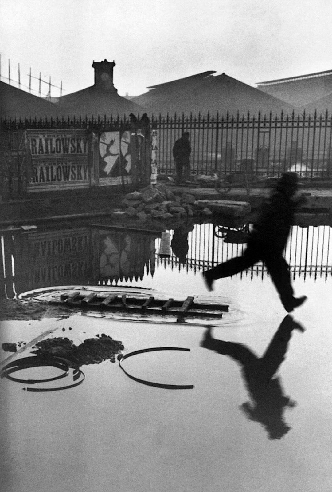 "Derrière la gare Saint-Lazare, Place de l’Europe, Paris, France", 1932 de Henri CARTIER BRESSON - Courtesy de la Fondation Henri CARTIER BRESSON / Magnum Photos
