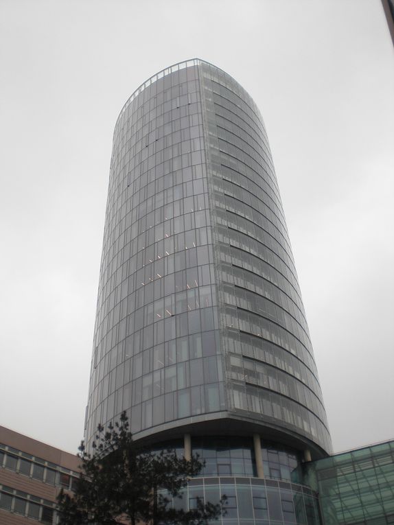 Der Kölntriangle (eigene Schreibweise: KölnTriangle) ist das zweithöchste Hochhaus im rechtsrheinischen Teil Kölns. Er wurde zwischen 2004 und 2006 fertiggestellt. Bekannt ist der Kölntriangle als Sitz der Europäischen Agentur für Flugsicherhe