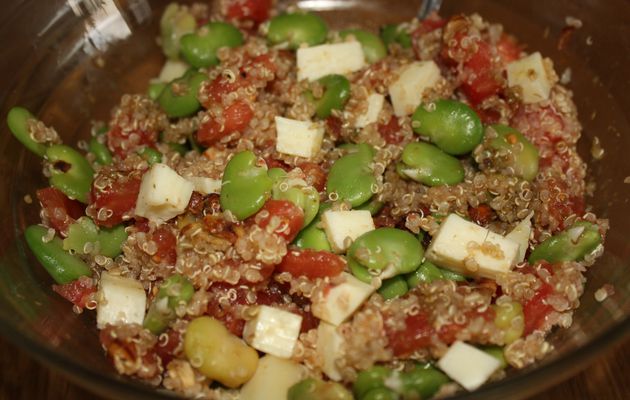 Salade aux couleurs et aux saveurs de l’Italie (fèves, tomates, quinoa, noisettes  -> cherchez l’intrus)