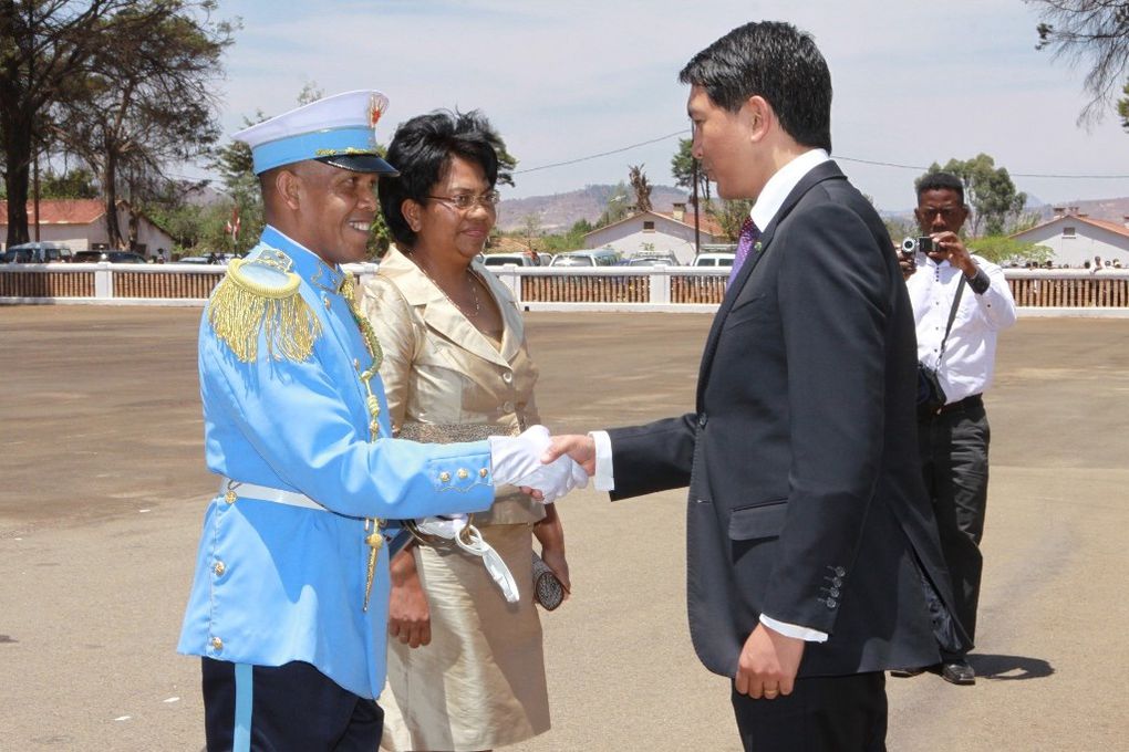 16 octobre 2012. Le Président Andry Rajoelina à l'Académie militaire et offre de dons à la ville d'Antsirabe.