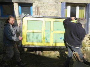 Semaine de chantier participatif - On coupe et on assemble du bois, on ressort les vieilles portes et hop, la rampe d'accès est opérationnelle ! Heureusement qu'il en reste une pour militer.