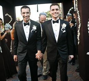 Déco de mariage homo: deux hommes unis pour la vie