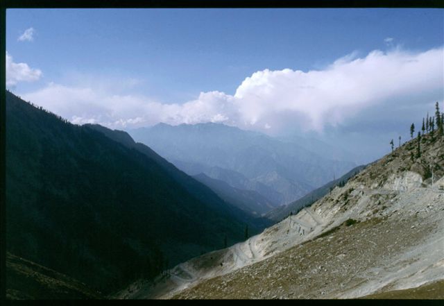 Voyage dans la Province du Nord ouest du Pakistan au départ de Peshawarà travers les vallées de Swat, Dir et Chitral pour atteindre la frontière afghane à Garam Chasma. Puis, passage par le col de Shandur pour rejoindre Gilgit et la vallée de H