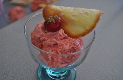 Glace à la fraise & tuiles aux amandes