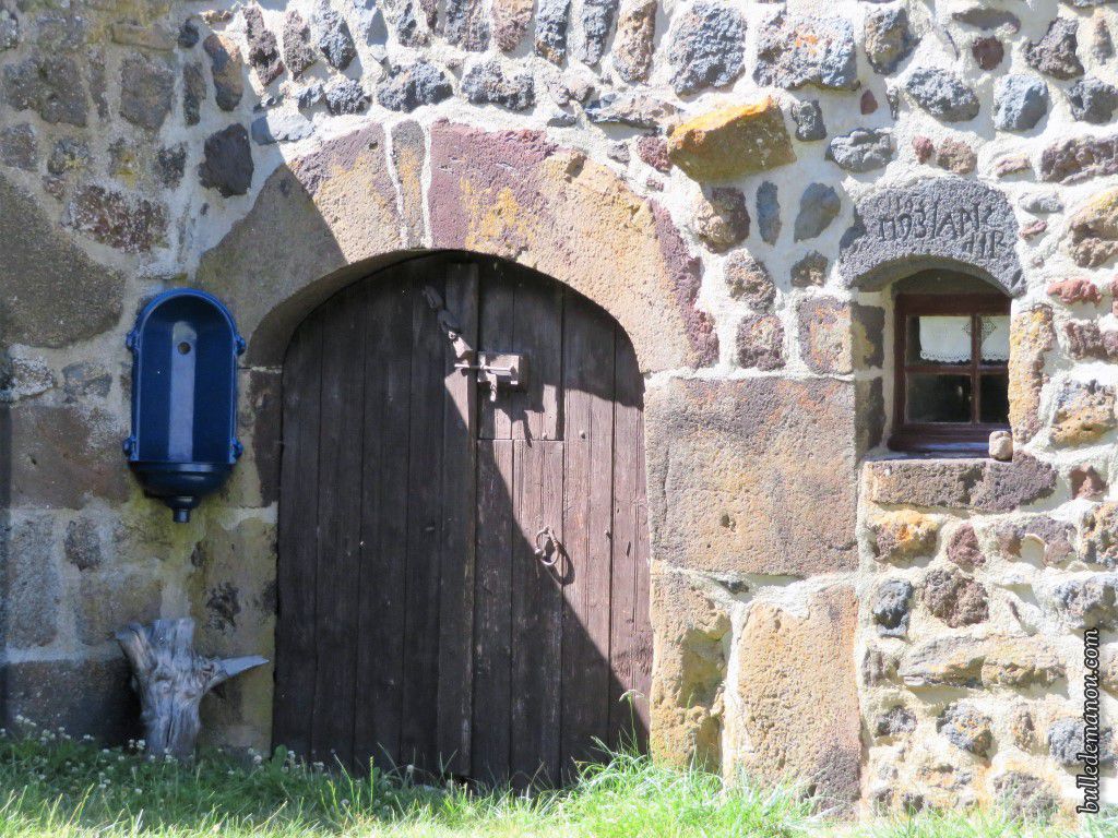 Détails sur une des maisons avec des inscriptions sur le linteau de pierre