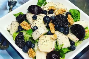 salade de chèvre aux myrtilles et betteraves سلطة بجبن الماعز و التوت البري