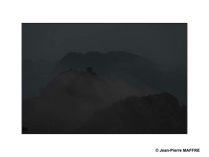 Hang Mua, au nord du Vietnam, est le sommet à partir duquel on peut observer la vallée de la Baie d’Halong terrestre.