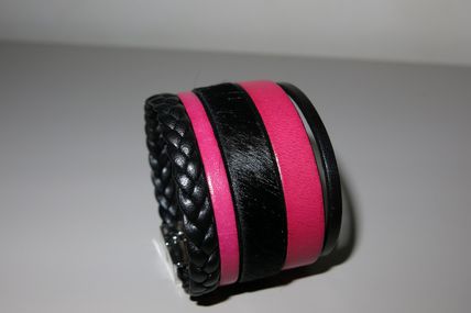 Bracelet manchette en cuir rose fushia et noir