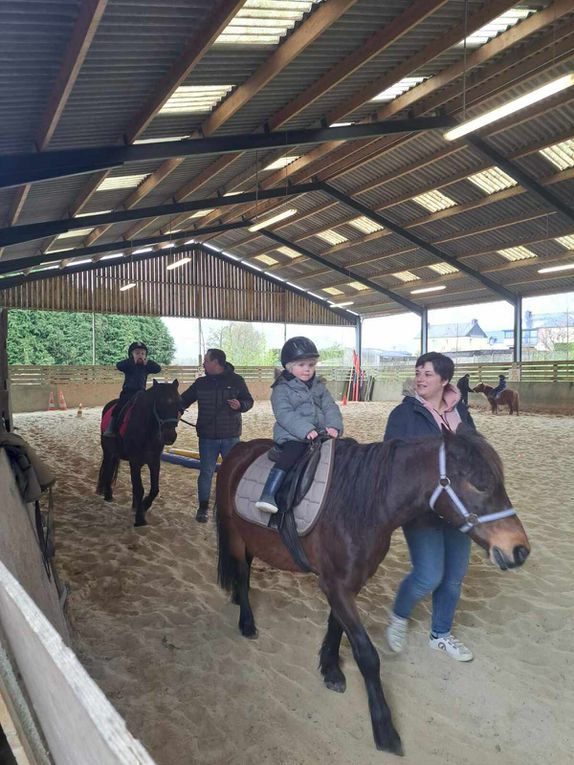 Séance 1 classe TPS PS.  Mardi 2 avril était le grand jour! Nous attendions avec impatience cette matinée poneys qui a fait plaisir à tout le monde! 3 ateliers ont été proposés : découverte de l'animal dans l'écurie, promenade à dos de poneys dans le manège, production artistique et lecture/chants dans la salle d'activité.  vivement la semaine prochaine !