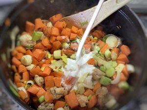 Poulet crémeux aux carottes, poireaux et origan