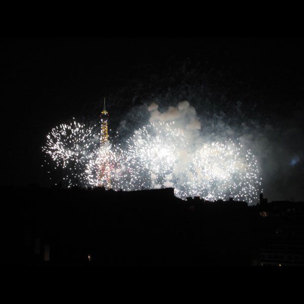 Our guests book and some pictures of fireworks over the Eiffel Tower - Notre livre d'Or et quelques photos sur le feu d'artifice du 14 juillet.